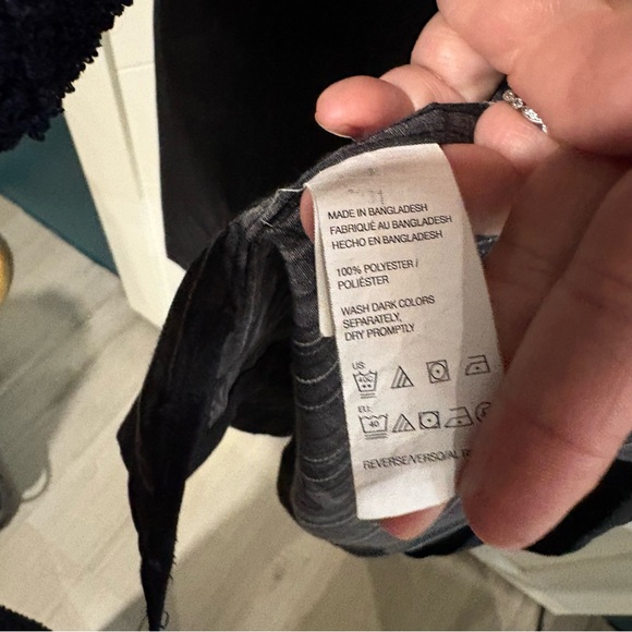 Tall XXL Van Heusen Black Casual Button Down Shirt Vacation |Hawaiian| travel| - Picture 6 of 6